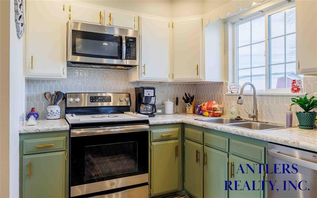 435 E 8th St — photo 12 of 42