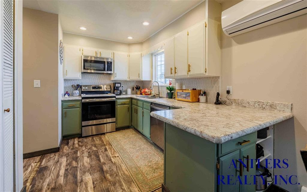 435 E 8th St — photo 16 of 42