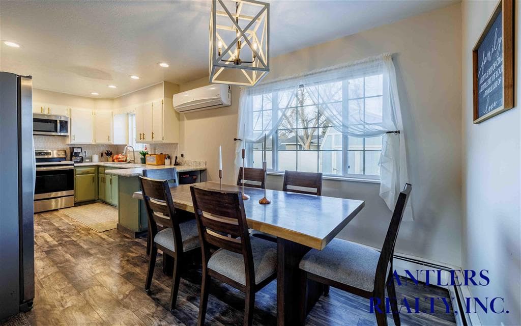 435 E 8th St — photo 17 of 42