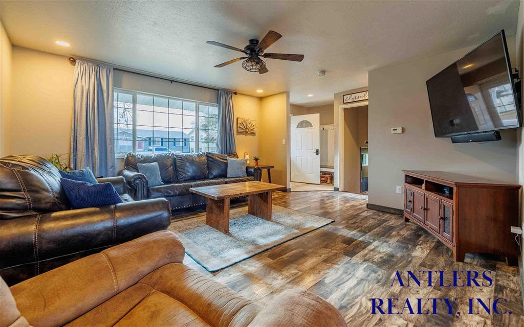 435 E 8th St — photo 5 of 42