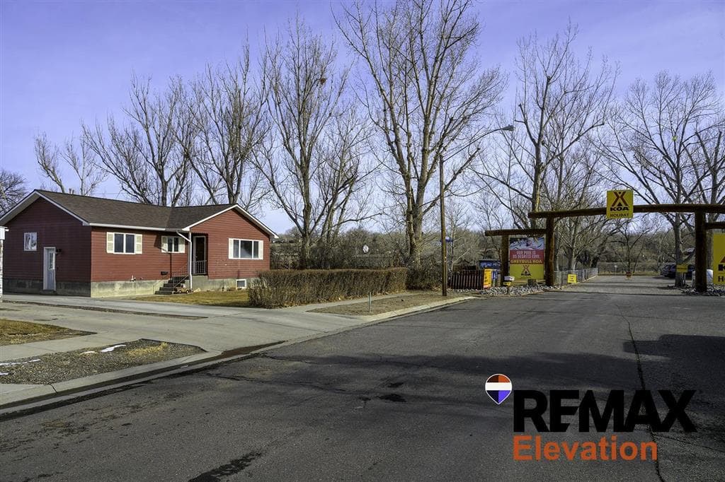 208 N 4th Ave — photo 2 of 31