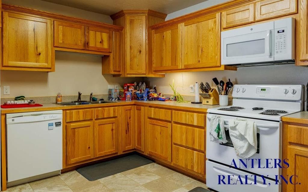 2850 Kent Ave — photo 9 of 15