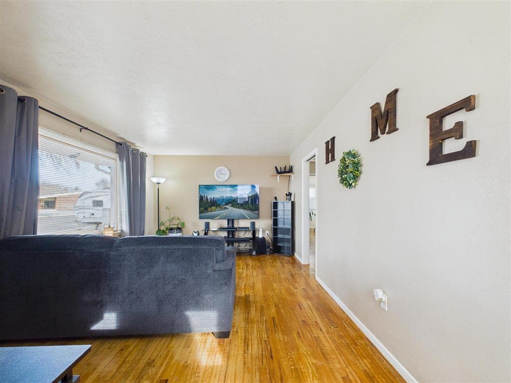 569 S Ferris St photo 1