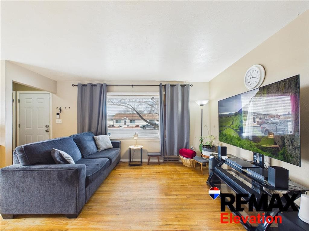 569 S Ferris St — photo 3 of 25