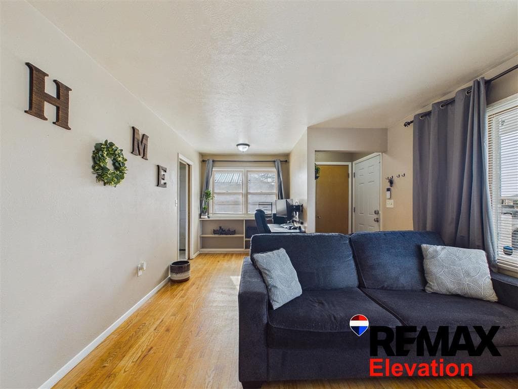 569 S Ferris St — photo 4 of 25