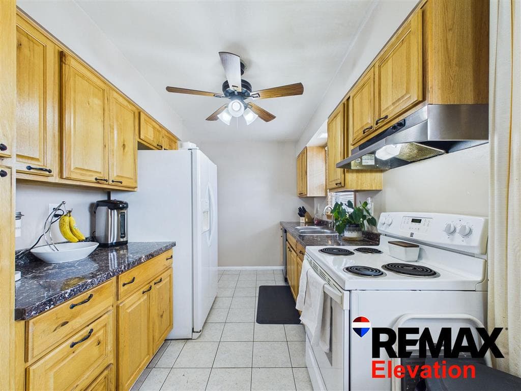 569 S Ferris St — photo 5 of 25