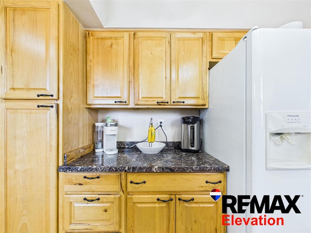 569 S Ferris St — photo 6 of 25