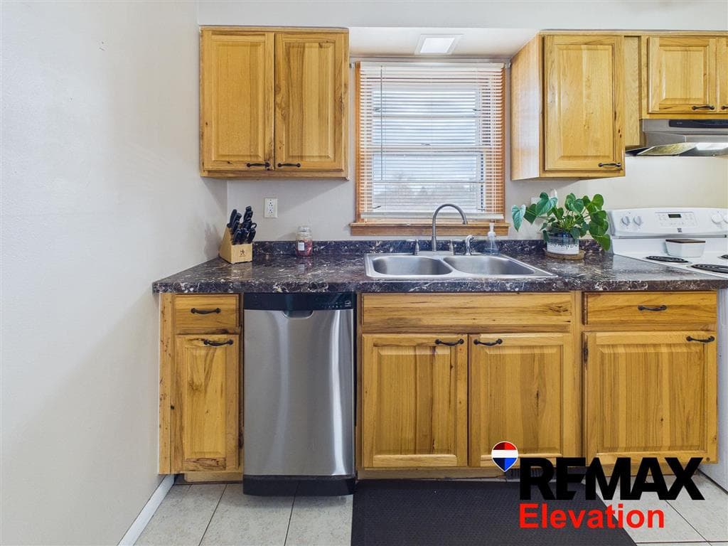 569 S Ferris St — photo 8 of 25