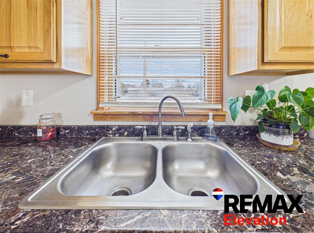 569 S Ferris St — photo 9 of 25