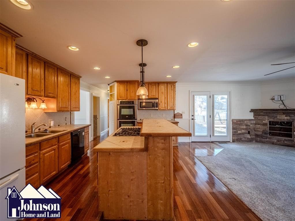 141 E 6th Ave — photo 12 of 14