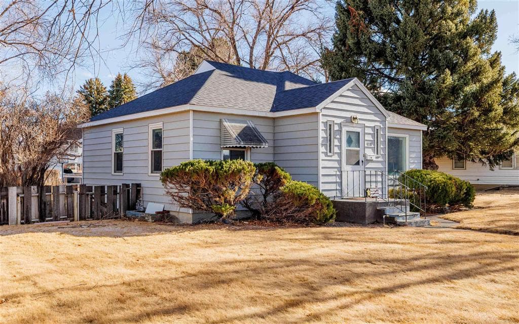 601 Circle Dr W photo 1