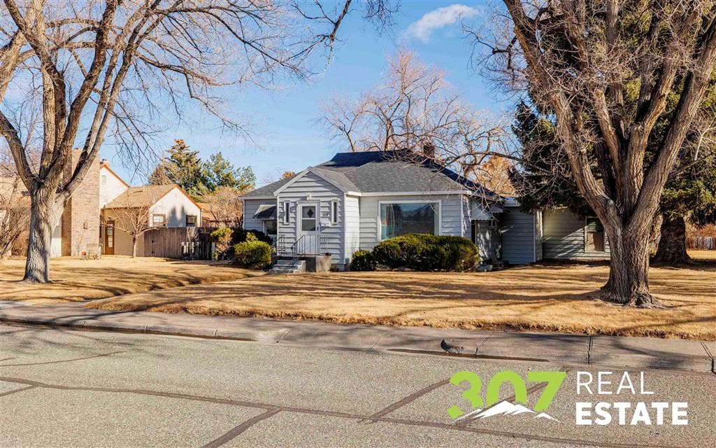 601 Circle Dr W — photo 2 of 25