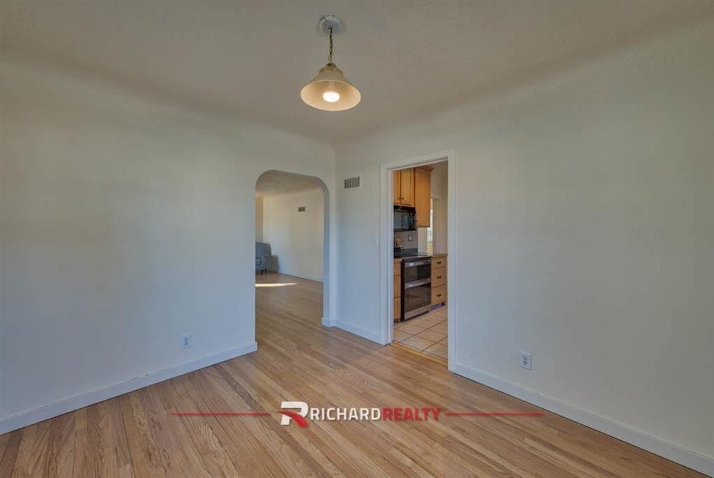 1100 Grace Ave — photo 4 of 25