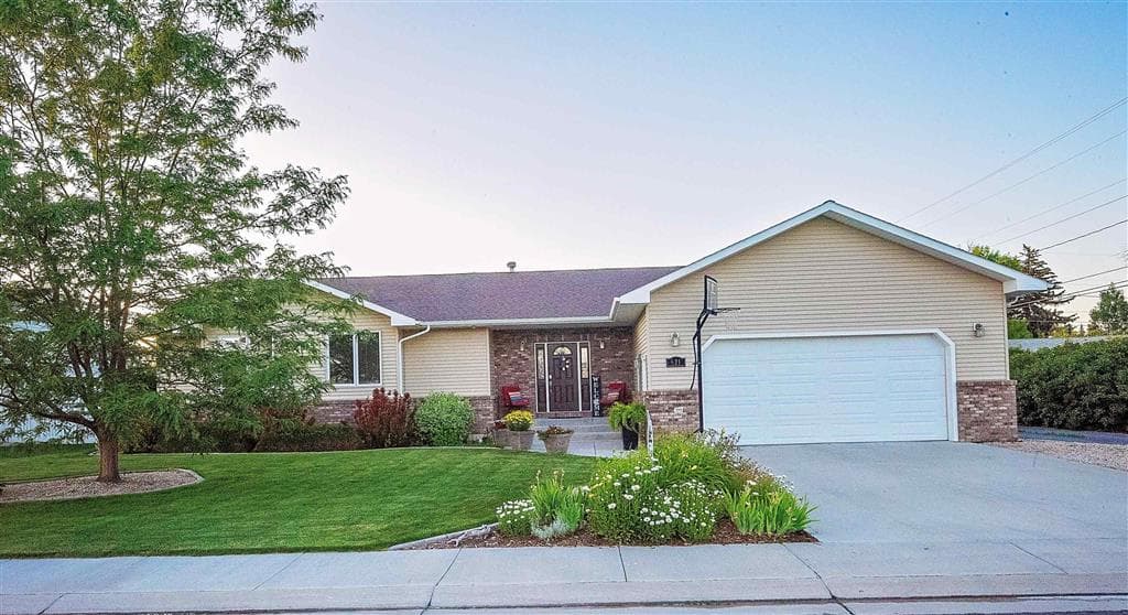 621 Avenue B photo 1