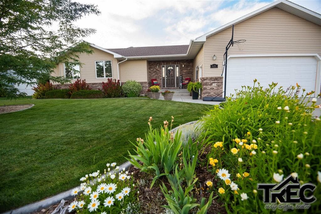 621 Avenue B — photo 2 of 25