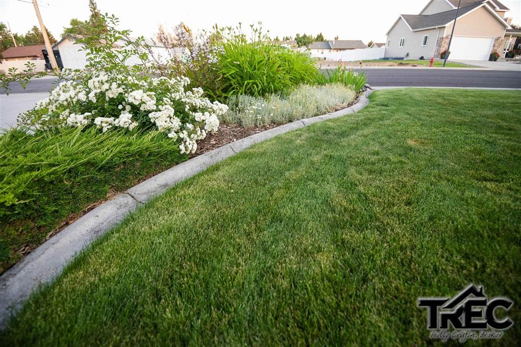 621 Avenue B — photo 3 of 25