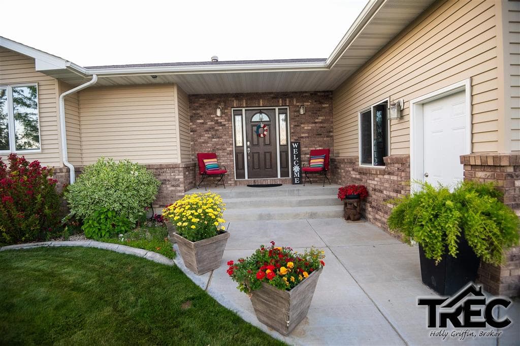 621 Avenue B — photo 4 of 25