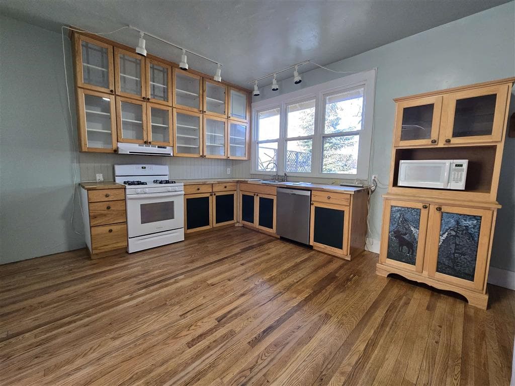 163 S Bernard St — photo 5 of 22