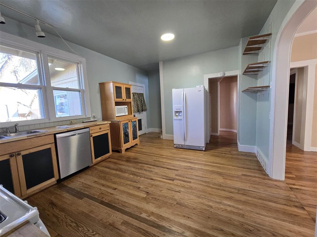 163 S Bernard St — photo 7 of 22