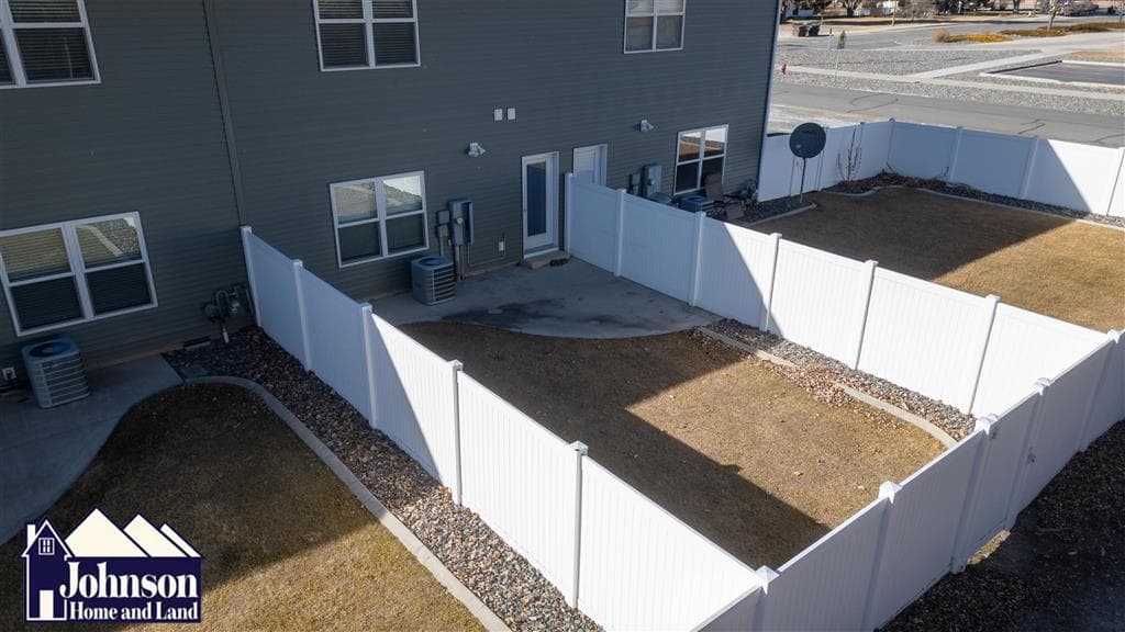 225 S Division St — photo 8 of 25