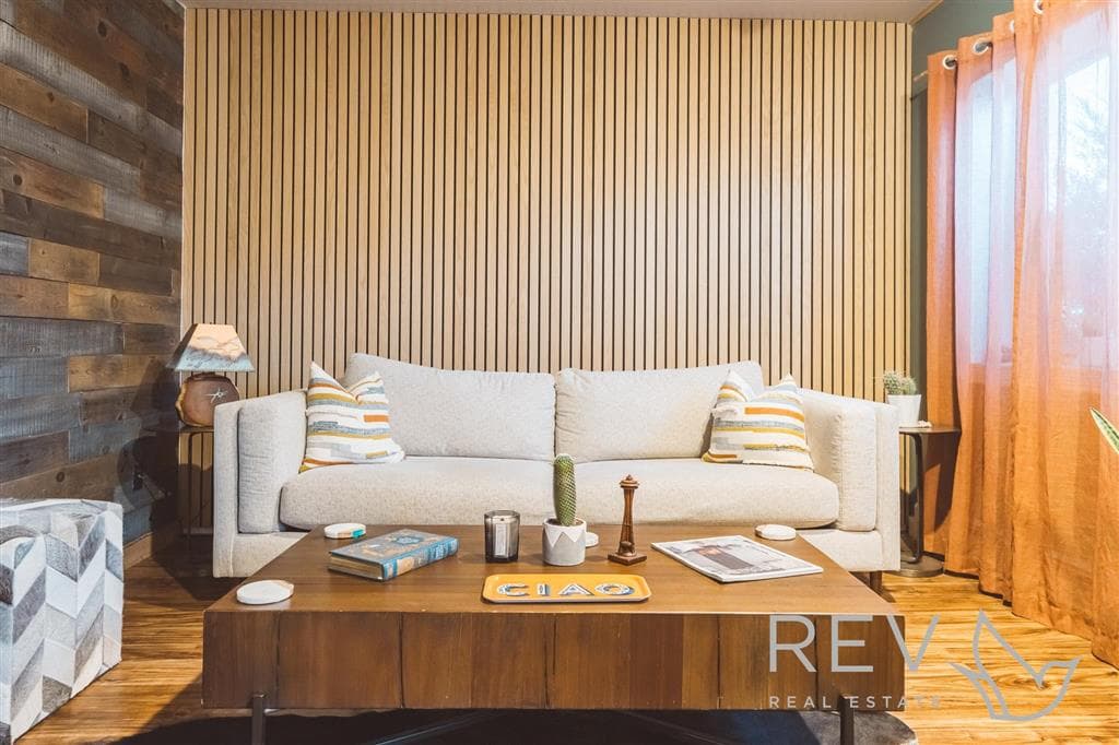 2007 Pioneer Ave — photo 2 of 23