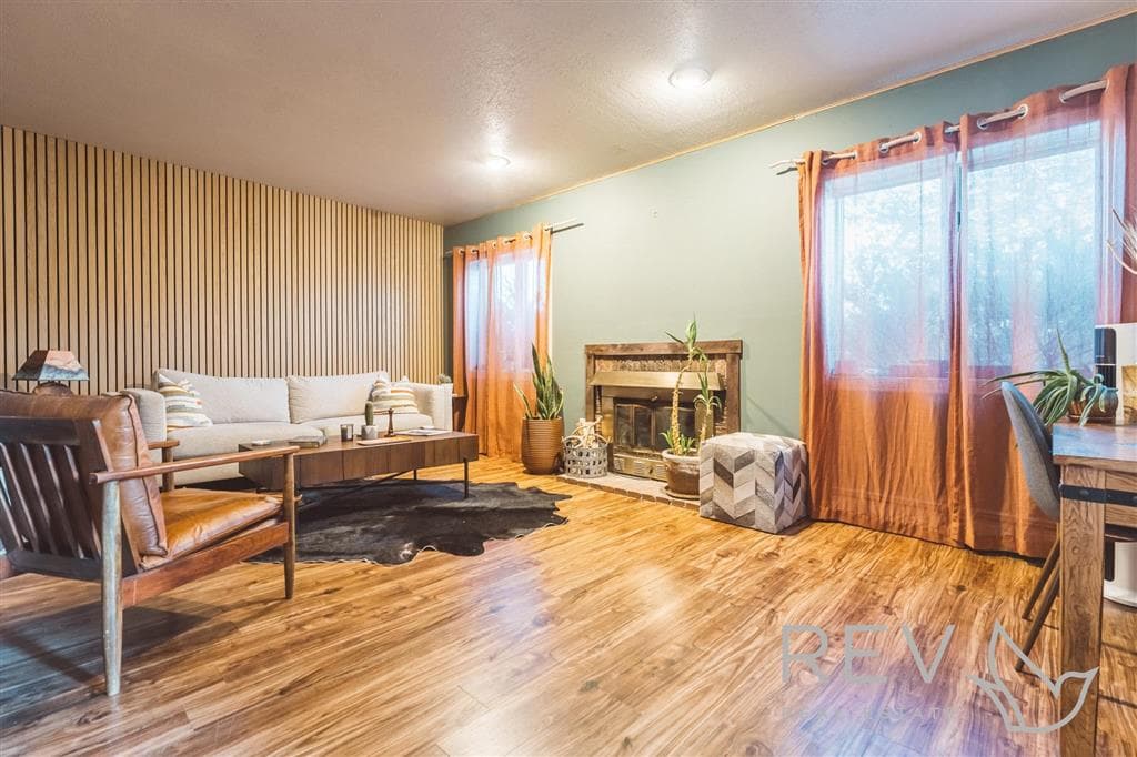 2007 Pioneer Ave — photo 3 of 23