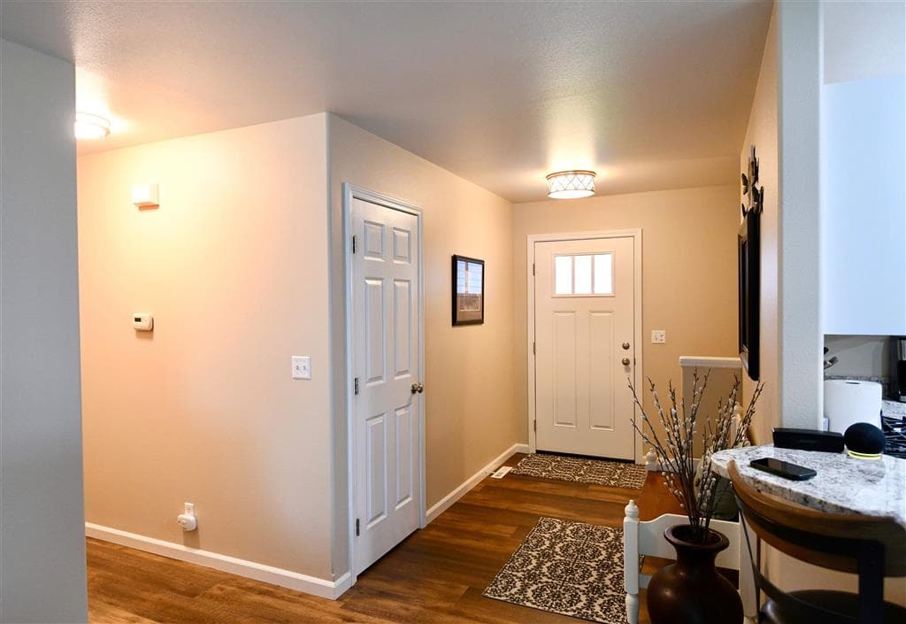 1211 Rosewood Ln — photo 3 of 25