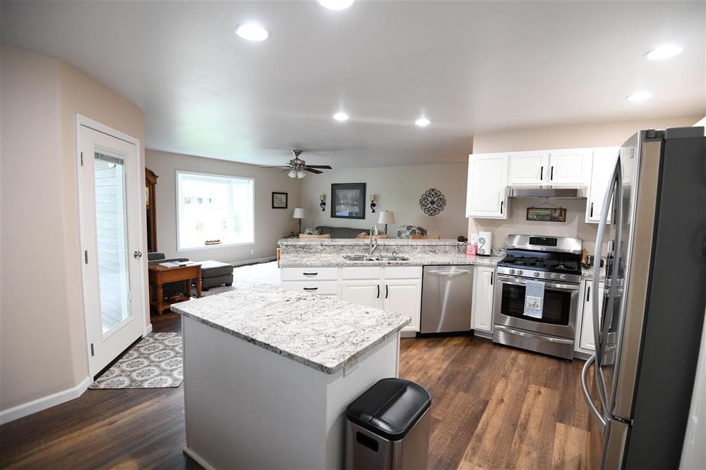 1211 Rosewood Ln — photo 9 of 25