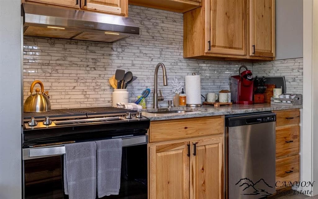 1815 Stampede Ave — photo 11 of 24