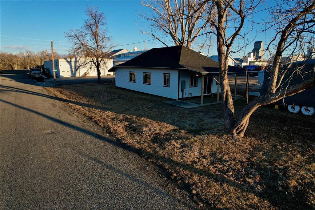 302 3rd St S — photo 2 of 21