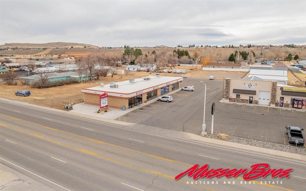 2706 Big Horn Ave — photo 12 of 25