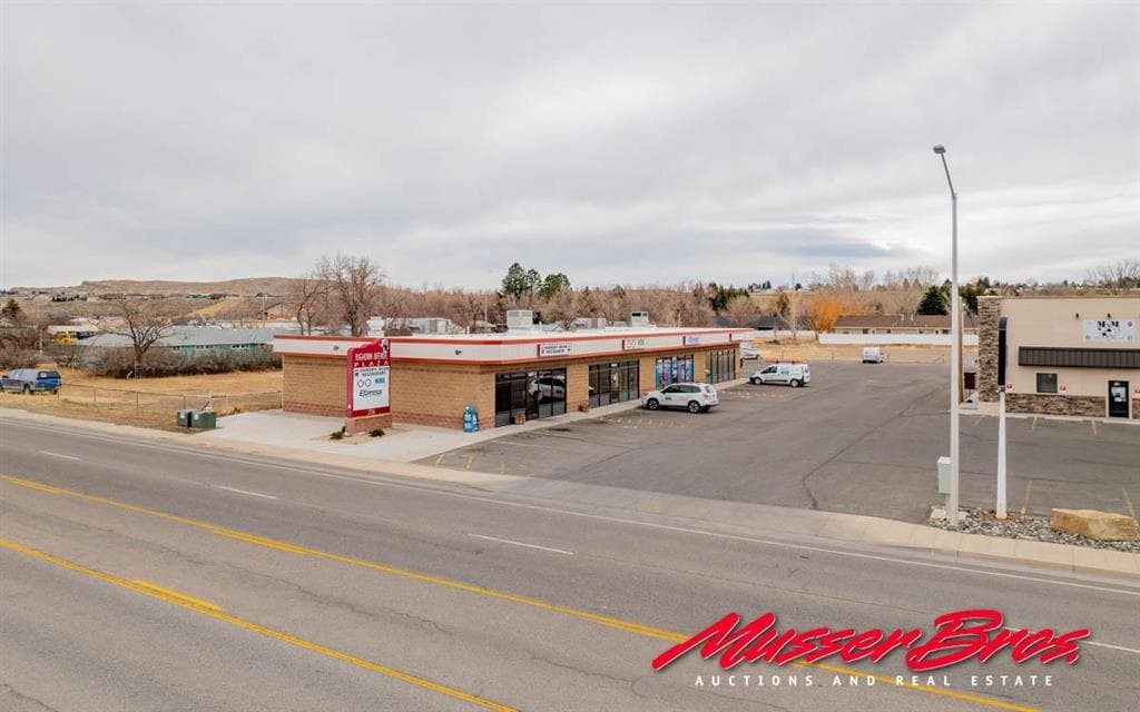 2706 Big Horn Ave — photo 13 of 25