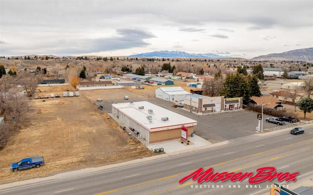 2706 Big Horn Ave — photo 10 of 25