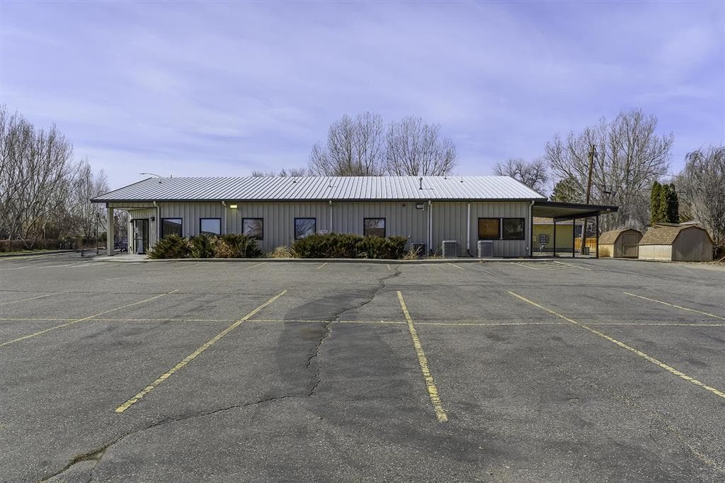 156 N 6th St — photo 2 of 24