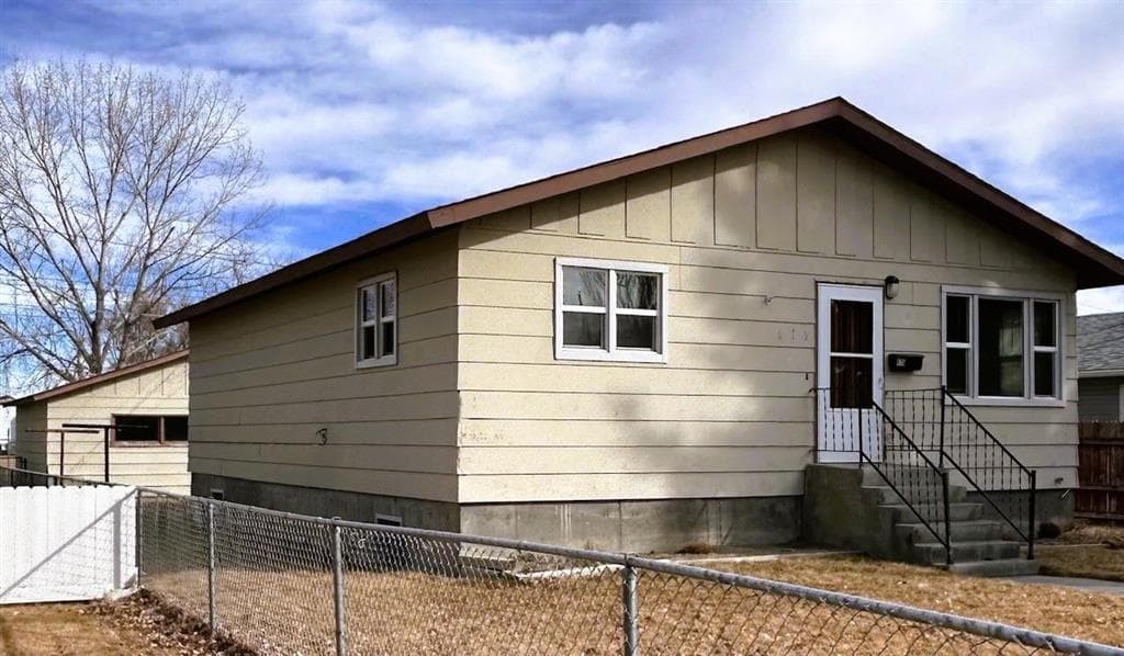 615 N Day St photo 1