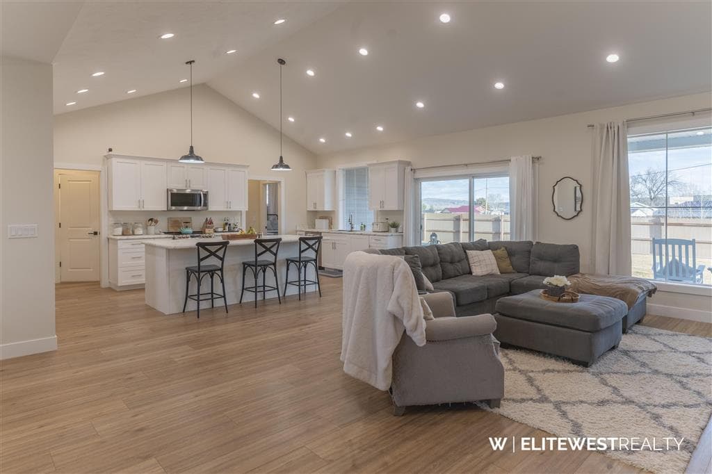 30 E 10th St — photo 2 of 25