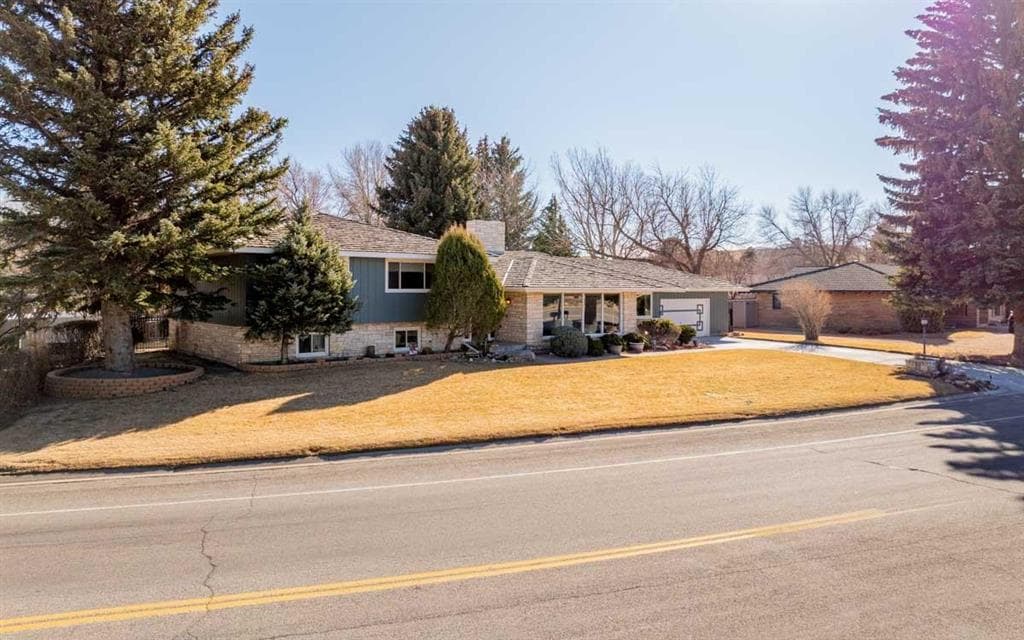 920 Skyline Dr photo 1