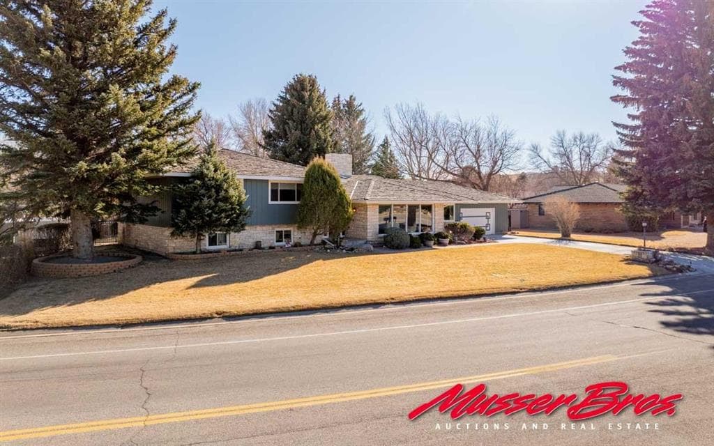 920 Skyline Dr — photo 2 of 25