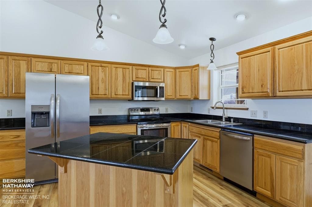 3120 E Avenue — photo 3 of 25