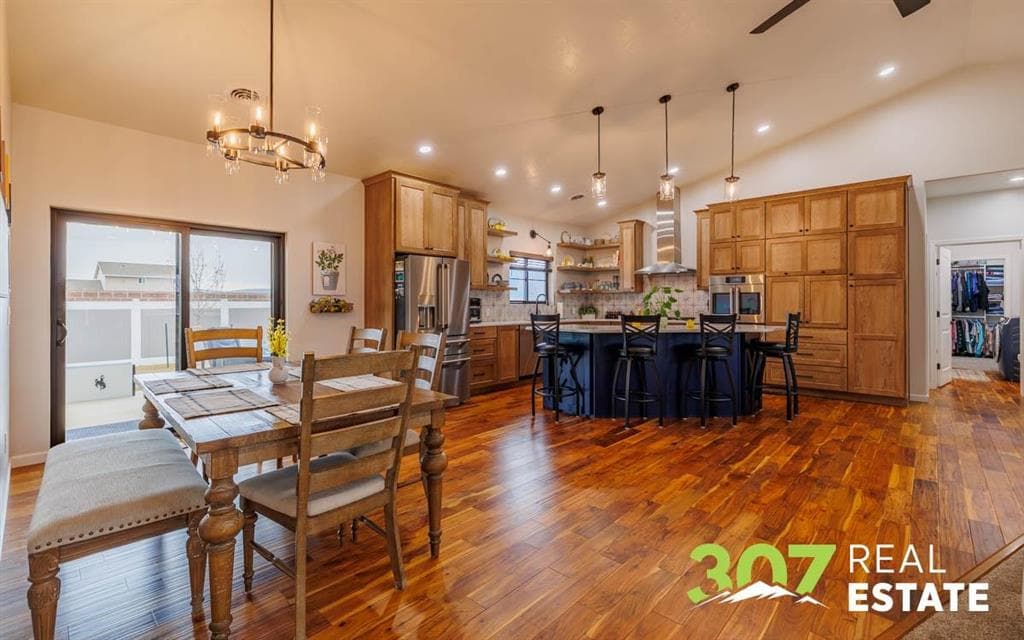 1090 Morning Glory Ln — photo 2 of 25