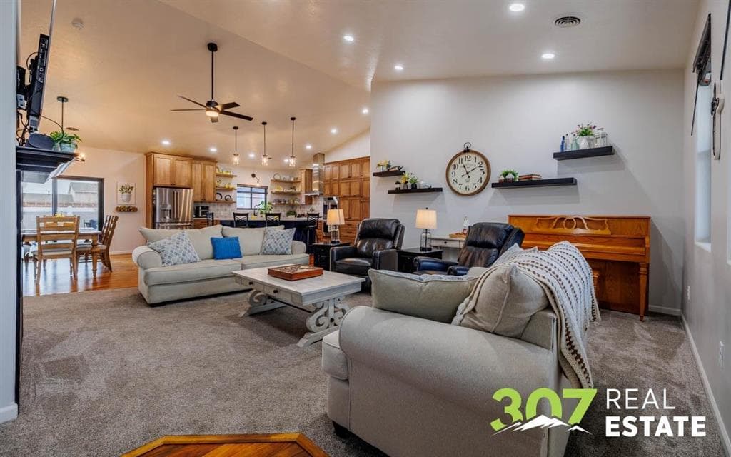 1090 Morning Glory Ln — photo 3 of 25