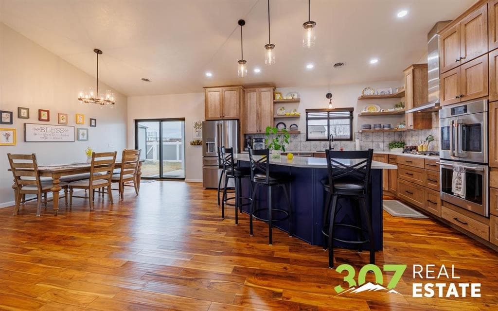 1090 Morning Glory Ln — photo 4 of 25