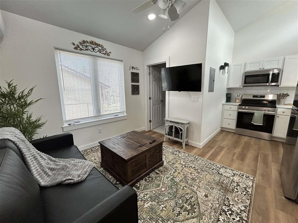 1008 Canyon View Ave — photo 2 of 5