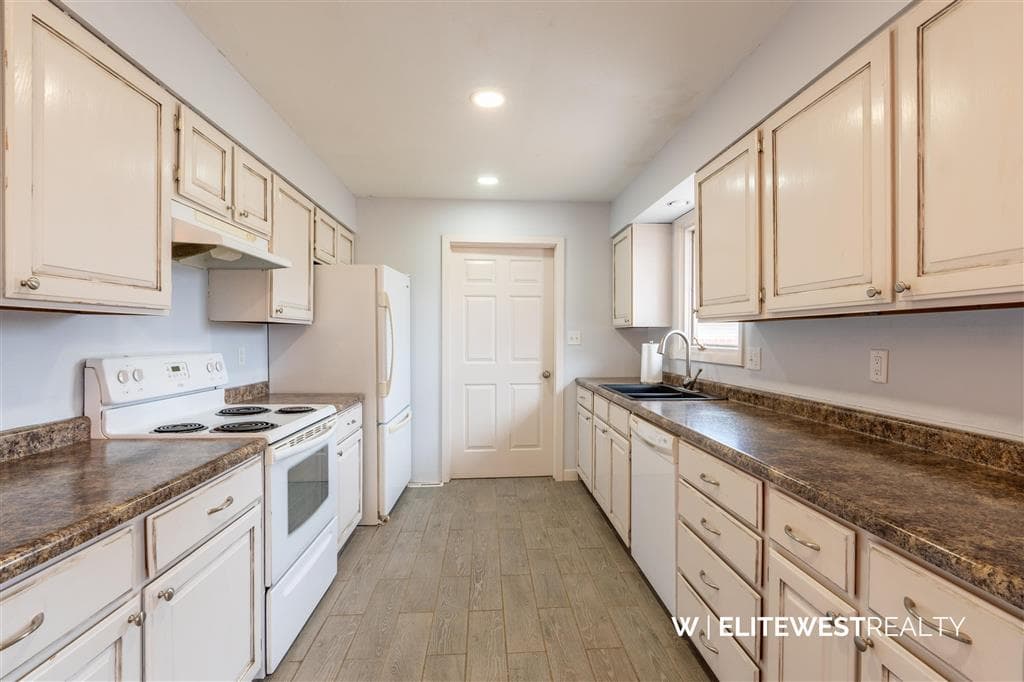 915 E Monroe Street — photo 19 of 25