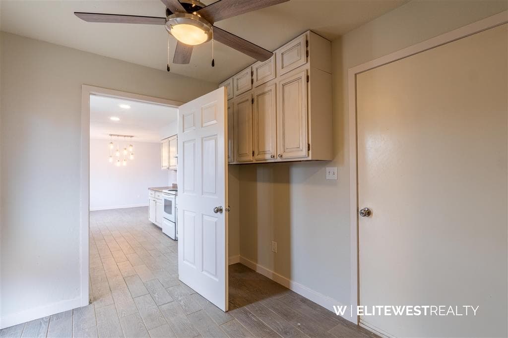 915 E Monroe Street — photo 21 of 25