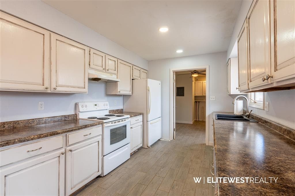 915 E Monroe Street — photo 4 of 25