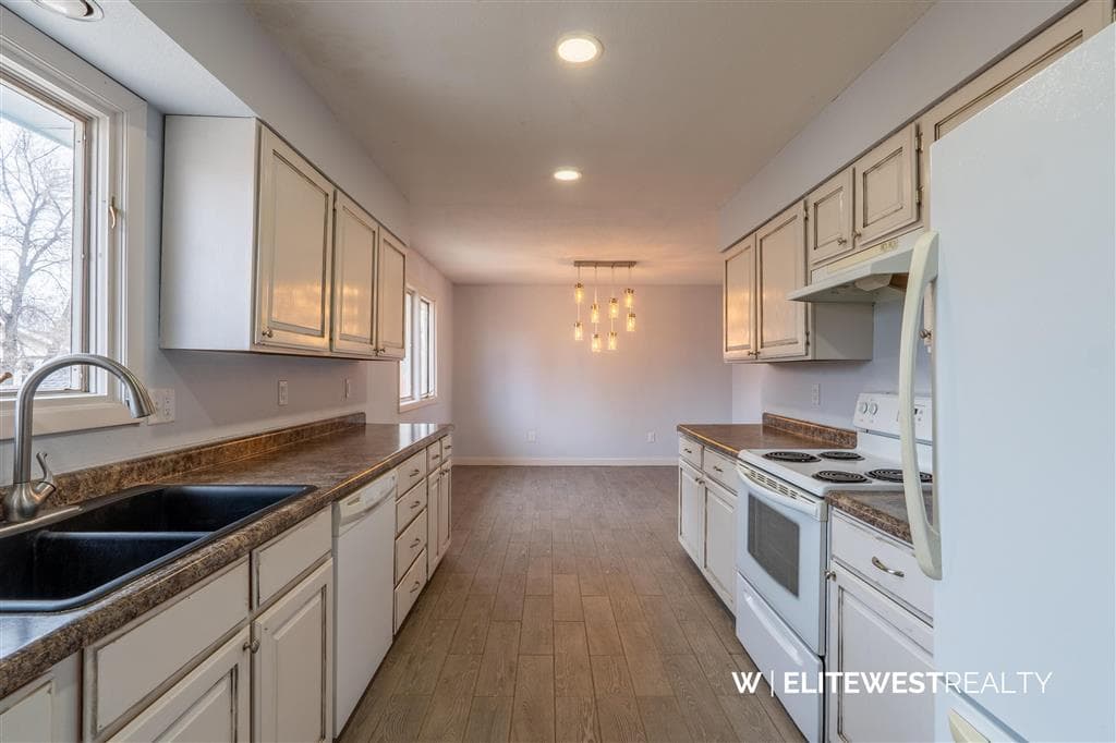 915 E Monroe Street — photo 5 of 25