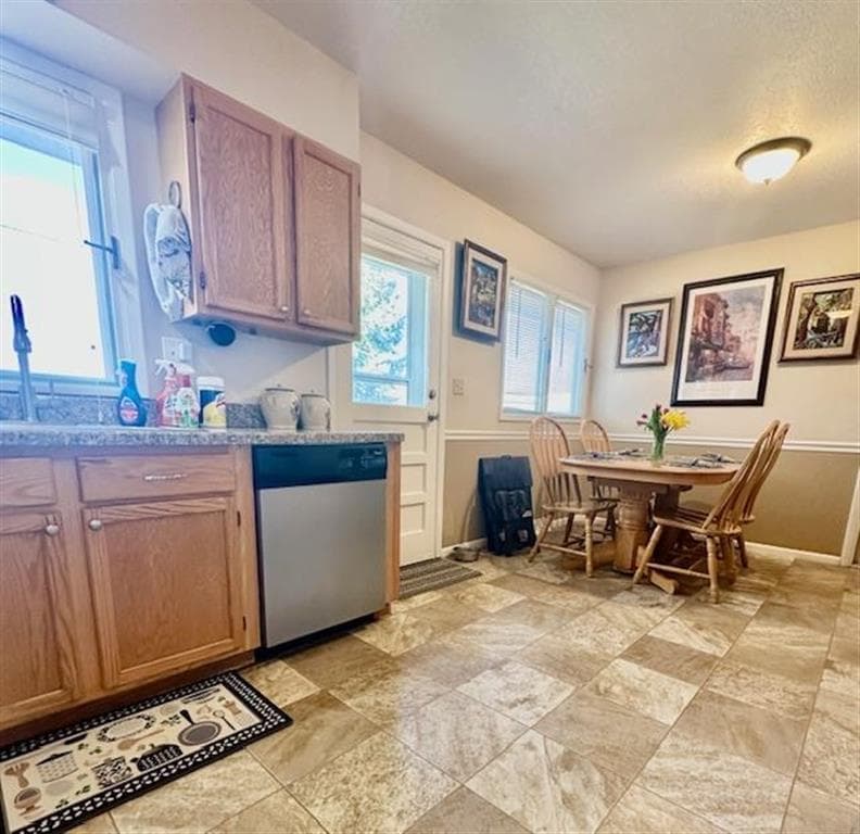 1313 Russell Ave — photo 4 of 14