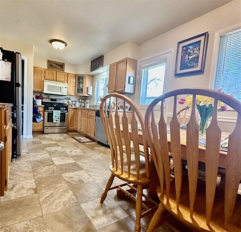 1313 Russell Ave — photo 5 of 14