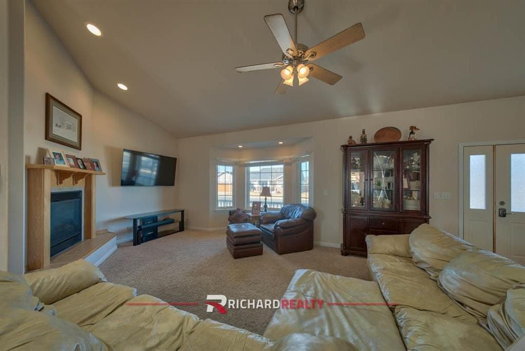 926 33rd St — photo 6 of 25